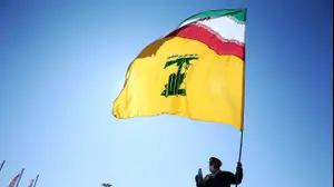 דגל חיזבאללה ואיראן באירוע לציון יום השנה ה-41 למהפכה האסלאמית בטהראן, איראן, 11 בפברואר 2020