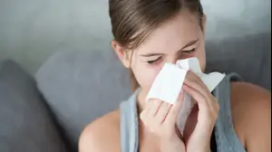 אישה מקנחת את האף בטישו