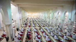 מתפללים במסגד נמירה בהר ערפאת בעת החאג' במכה, ערב הסעודית - ה-30 ליולי 2020