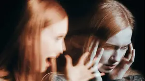 אישה חווה התקף פסיכוטי