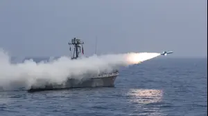 תרגיל צבאי איראני במפרץ עומן | שיגור טיל במסגרת התרגיל 14 בינואר 2021