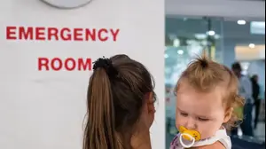 אמא נכנסת עם פעוטה לחדר מיון