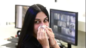 אישה מצוננת