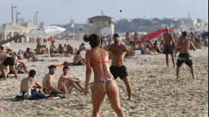 גבר סלטה בחוף הים של תל אביב, 20 ביולי 2021