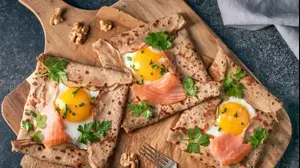 קרפ כוסמת עם ביצה וסלמון