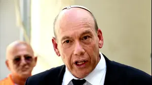 מבקר המדינה מתניהו אנגלמן בזירת קריסת בניין שפונה מדייריו, רחוב סרלין חולון, 13 בספטמבר 2021