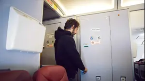 שירותים במטוס