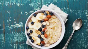 דייסת שיבולת שועל עם פירות ושקדים