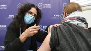 חיסון קורונה רביעי בביה"ח תל השומר 28 בדצמבר 2021