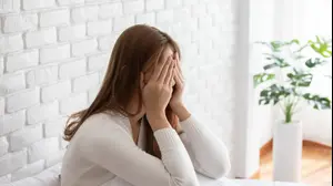 אישה צעירה עייפה חולה עצובה דיכאון