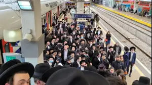 צפיפות בתחנת רכבת סבידור לקראת הלווית הרב חיים קניבסקי