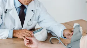 רופא בודק לחץ דם