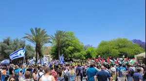 הפגנה ובה מונפים דגלי פלסטין וישראל, אוניברסיטת בן גוריון, באר שבע