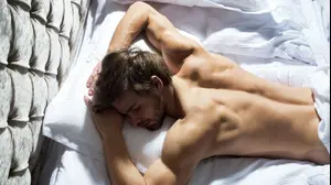 גבר ישן בעירום