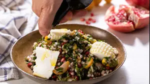 סלט חיטה ושעורה עם רימונים ותמרים