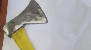 גרזן שבאמצעותו לפי החשד בן 14 שדד חנות באשקלון