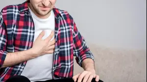 גבר סובל מכאבים בחזה