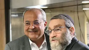 ח"כ משה גפני, יו"ר יהדות התורה, עם אחמד טיבי יו"ר תע"ל בכנס התאחדות התעשיינים של ישראל.
19 באוקטובר 2022