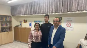 יו"ר בלד סמי אבו שחאדה מצביע בקלפי. 1 בנובמבר 2022