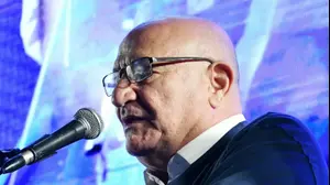 משה קראדי מפכ"ל לשעבר בהפגנה נגד המהפכה המשפטית בתל אביב, 11 במרץ 2023