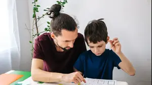 ילד אוטיסט עם מורה