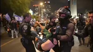 מעצר מפגינים שחסמו  את נתיבי איילון במסגרת ההפגנה נגד המחאה המשפטית, ת"א, 29 באפריל 2023
