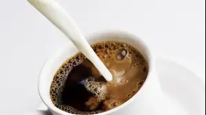 מזיגת חלב לכוס קפה