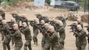 לוחמי חיזבאללה משתתפים בתרגיל צבאי במהלך סיור תקשורתי המאורגן לרגל יום ההתנגדות והשחרור, לבנון 21 במאי 2023.