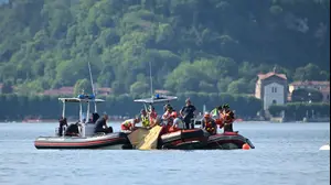 כוחות כיבוי וצוללנים עורכים חיפושים באגם מאג'ורה אחרי התהפכות סירה של תיירים, בהם ישראלים, איטליה, 29 במאי 2023