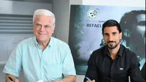 שחקן מכבי חיפה ליאור רפאלוב עם הנשיא יעקב שחר