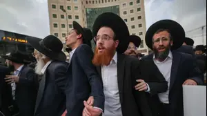 מפגינים מהפלג הירושלמי חוסמים את צומת שרי ישראל בירושלים במחאה על מעצר עריק