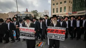 מפגינים מהפלג הירושלמי חוסמים את צומת שרי ישראל בירושלים במחאה על מעצר עריק