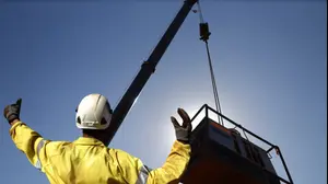 פועל בניין מכוון מנוף