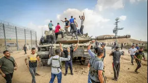 מחבלים עזתים מעל טנק צהלי חוצים מרצועת עזה אל ישראל 07 באוקטובר 2023