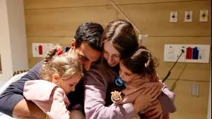 אביב אשר ,רז אשר, דורון כץ אשר נפגשו עם יוני אשר בבית החולים שניידר, 25 בנובמבר 2023