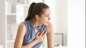 בחורה צעירה מחזיקה את הלב