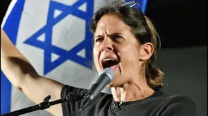 שקמה ברסלר בהפגנה נגד המהפכה המשפטית, קפלן, תל אביב. 26 באוגוסט 2023