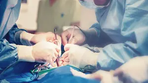 צוות רפואי מבצע ניתוח לב