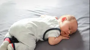 תינוק שוכב על הבטן