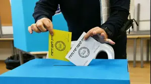 בחירות מקומיות בקלפי בבית ספר נעמי שמר בתל אביב, 27 בפברואר 2024