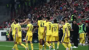 שחקני מכבי תל אביב חוגגים עם ערן זהבי