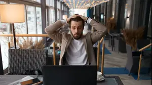 איש עסקים עצבני מול מחשב נייד