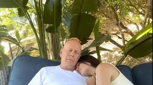 ברוס וויליס בן ה-69 עם בתו סקאוט וויליס