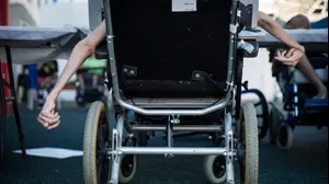 נער על כסא גלגלים