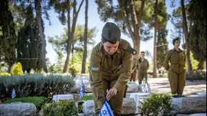 הנחת דגלונים על קברי חללי צה"ל לקראת טקסי יום הזיכרון, הר הרצל, 8 במאי 2024