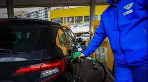 רכב בתחנת דלק