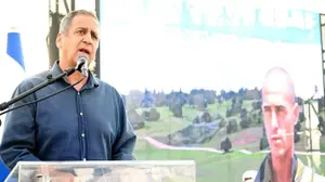 אביב כוכבי בחניכת "גבעת רועי" על שמו של אל"מ רועי לוי ז"ל שנהרג בקרב עם מחבלים בקיבוץ רעים