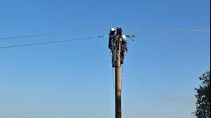 עובדי חברת חשמל מתקנים קו מתח שנפגע בצפון