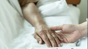 אחות ליד מיטת חולה