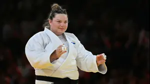 רז הרשקו ג'ודאית ישראלית לאחר הבטחת מדליה, פריז 2024